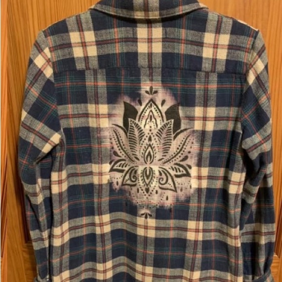 Rivet & Thread Bleached Flannel Hand painted Lotus Flower
size small - Picture 3 of 3